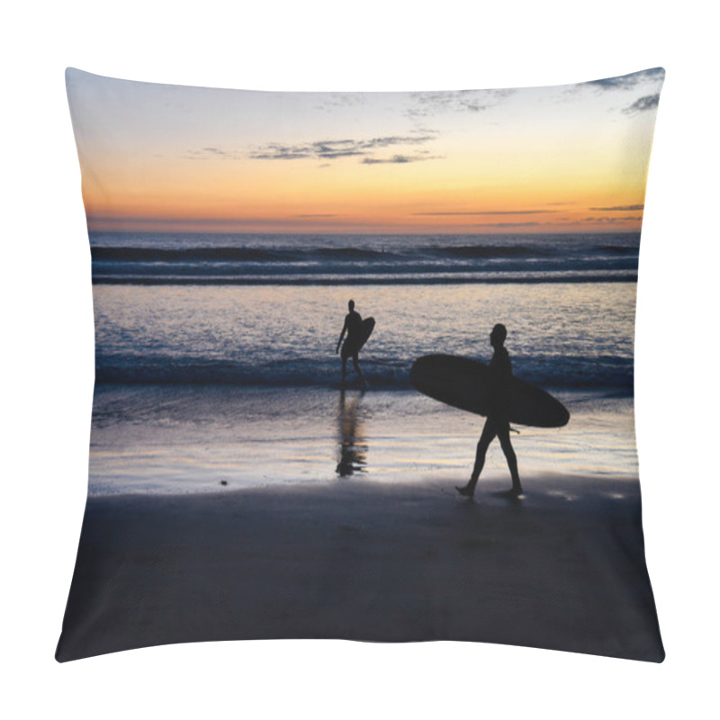 Personality  Two Surfers Silhouettes Carrying Surfboards At Sunset Pillow Covers