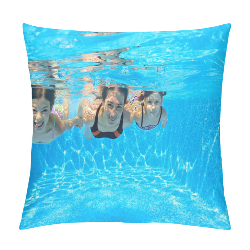 Personality  Happy Family Swim Underwater In Pool Pillow Covers