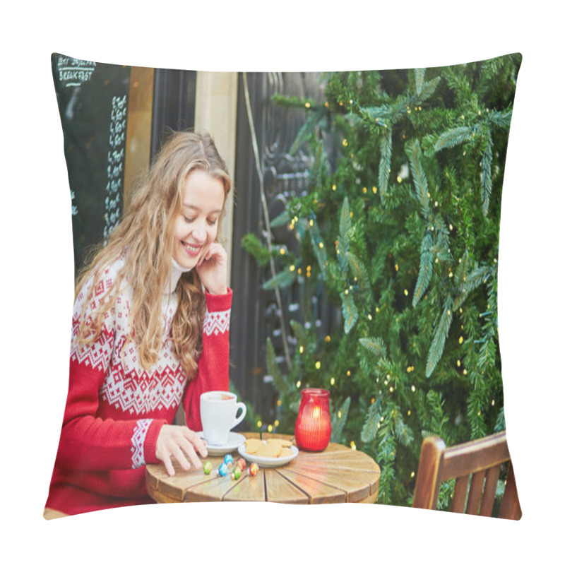 Personality  Beautiful Young Girl In An Outdoor Parisian Cafe Pillow Covers