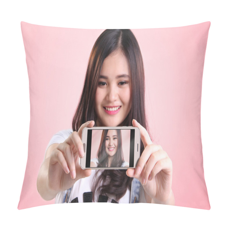 Personality  Cute Selfie On Smartphone Screen Pillow Covers