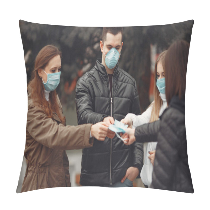 Personality  Young People Are Spreading Disposable Masks Outside Pillow Covers