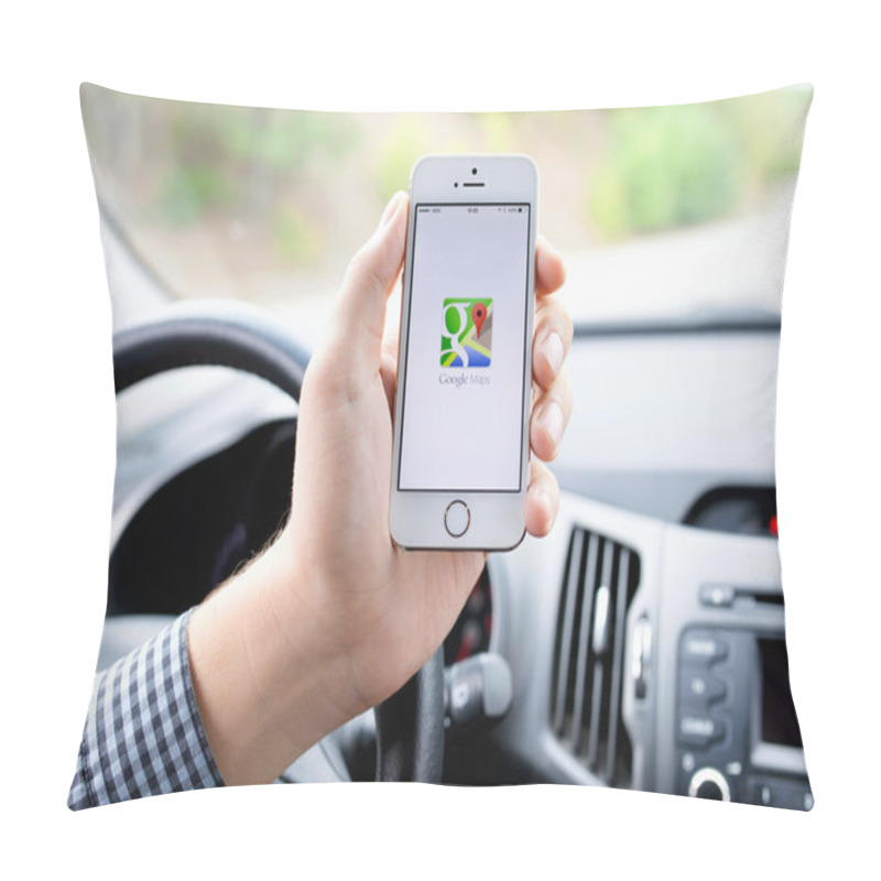 Personality  IPhone 5s With Google Maps In The Hand Of Driver Pillow Covers