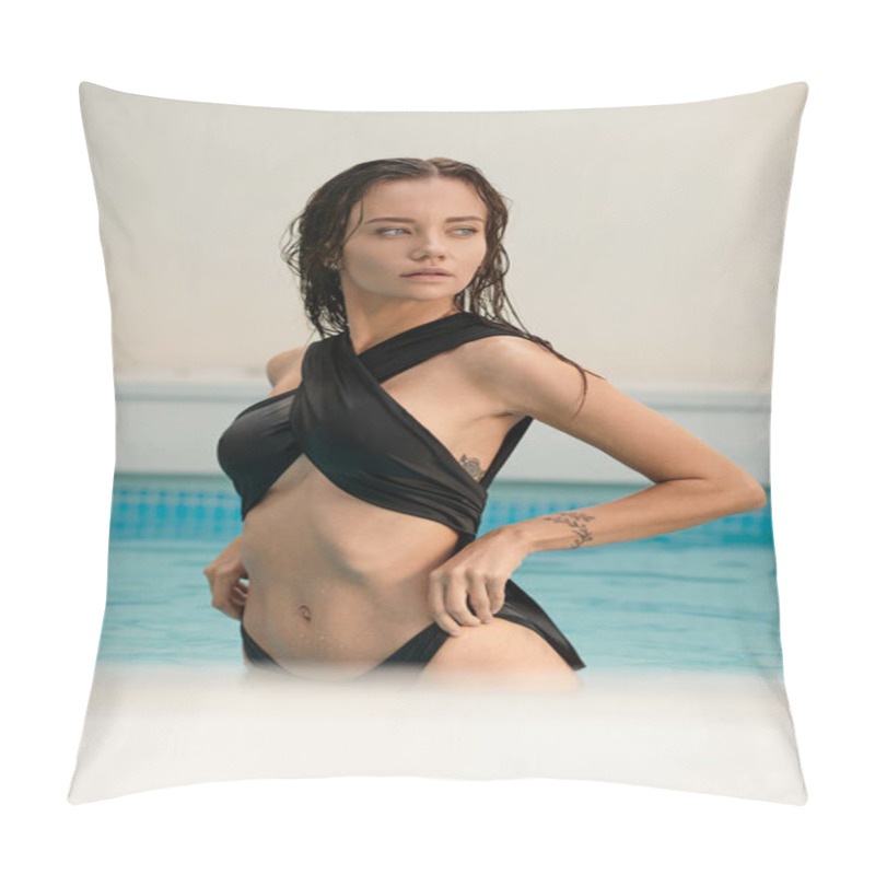 Personality  Sexy Woman With Wet Hair And Black Swimwear Looking Away, Posing In Swimming Pool During Vacation Pillow Covers