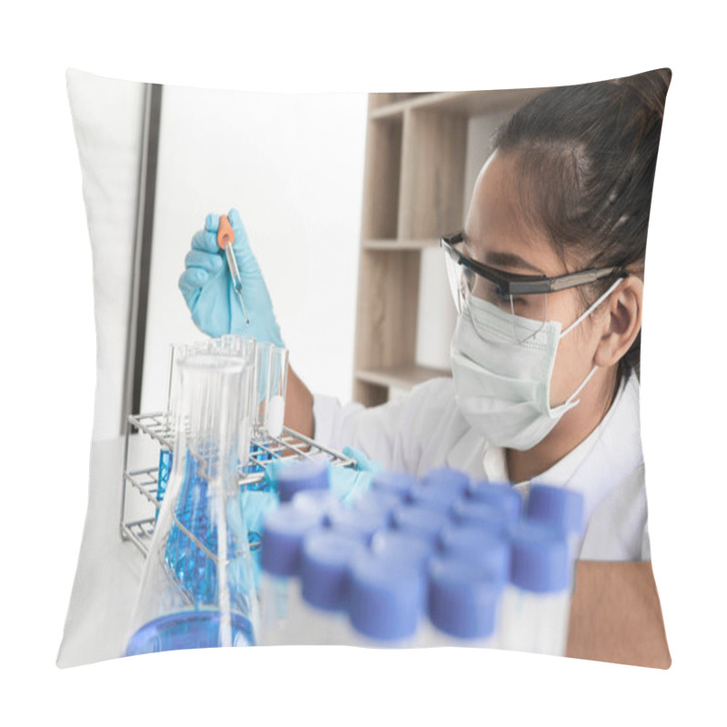 Personality  Female Scientist Are Experimenting In The Laboratory, Science Concept, Virus, Chemical. Pillow Covers