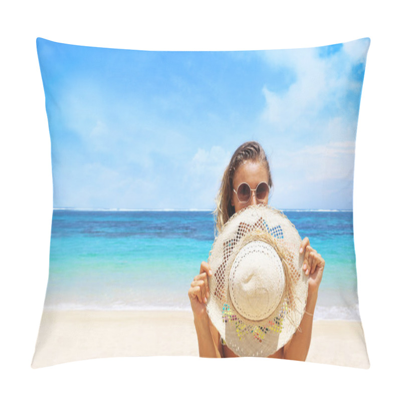 Personality  Happy Woman On The Beach Pillow Covers