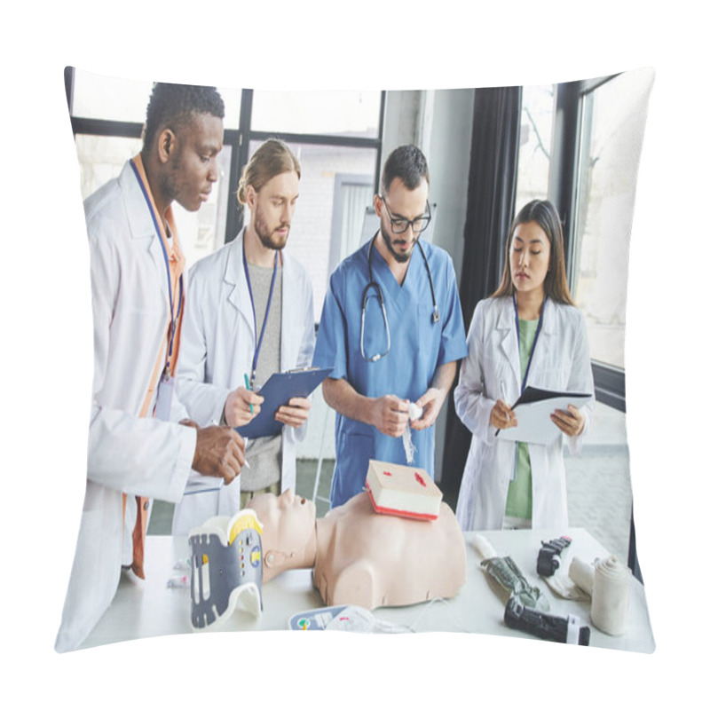 Personality  Healthcare Worker Holding Bandage Near Wound Care Simulator And Showing Life-saving Skills To Multiethnic Students In White Coats Standing With Clipboards Near Medical Equipment In Training Room Pillow Covers