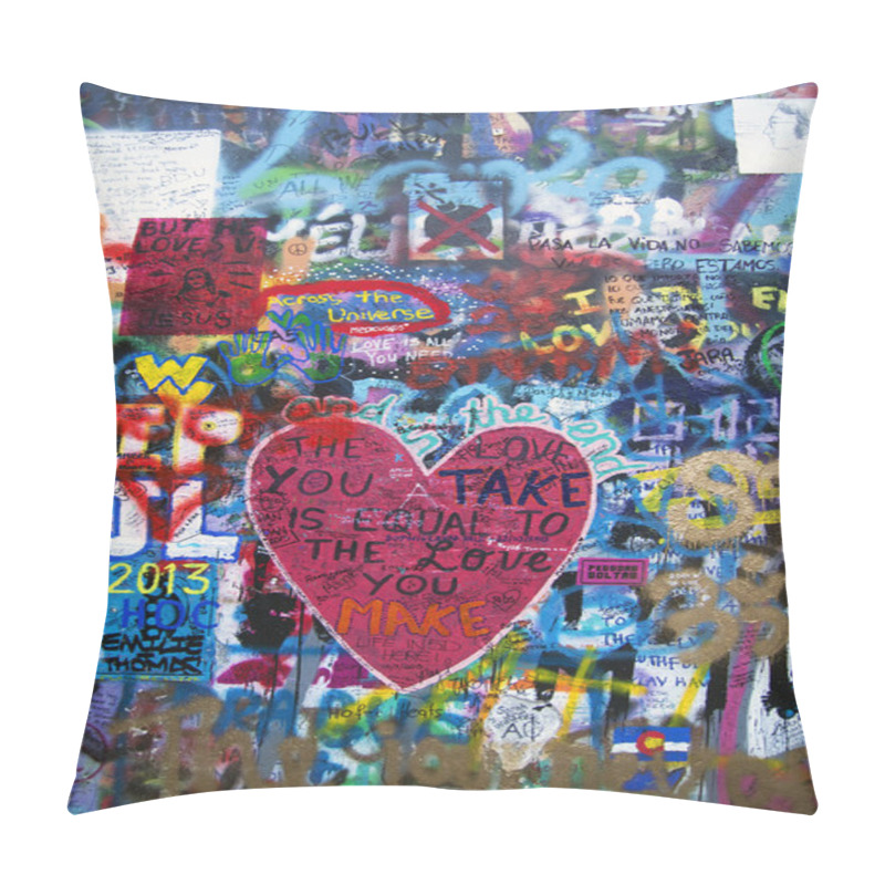 Personality  Graffitti Heart On The Wall - Background Pillow Covers