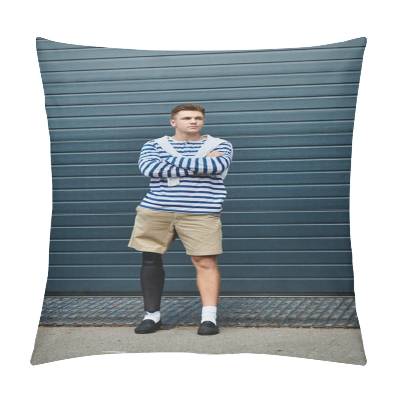 Personality  A Young Man With Crossed Arms Showcases His Prosthetic Leg Against A Modern Backdrop. Pillow Covers