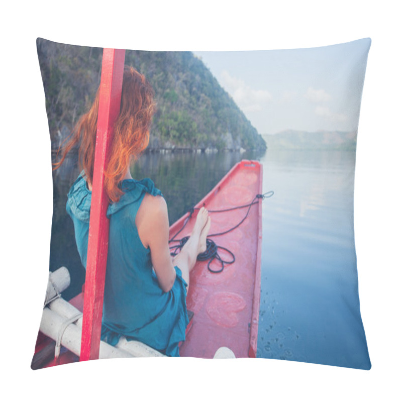 Personality  Woman On The Bow Of Small Boat Pillow Covers