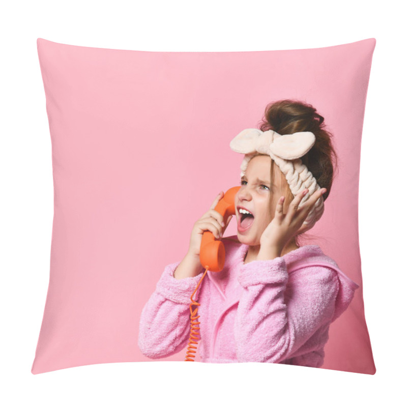 Personality  Girl Talking On A Retro Telephone Pillow Covers