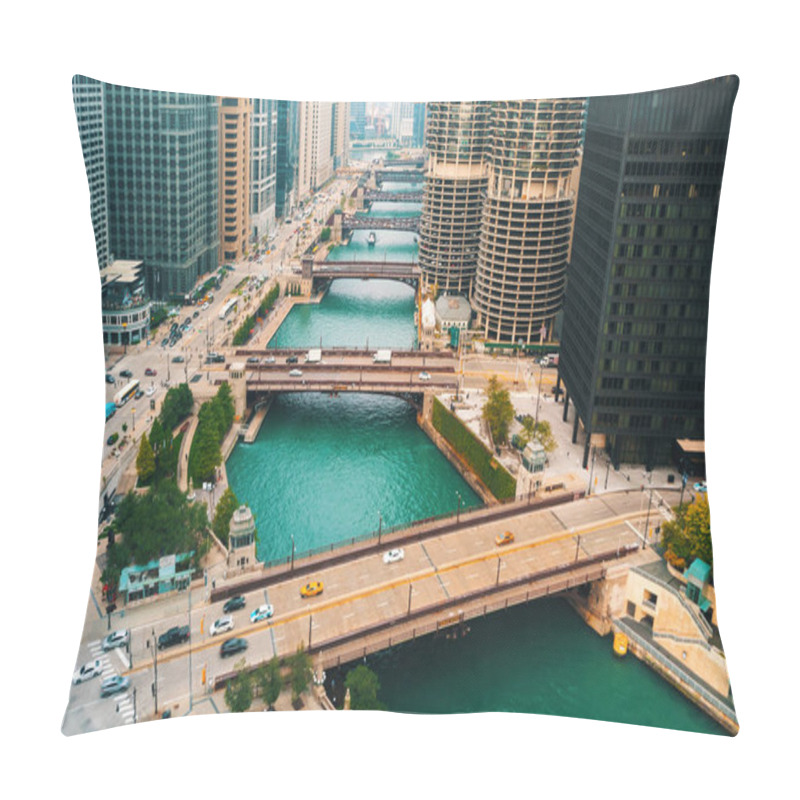 Personality  Chicago River With Boats And Traffic Pillow Covers