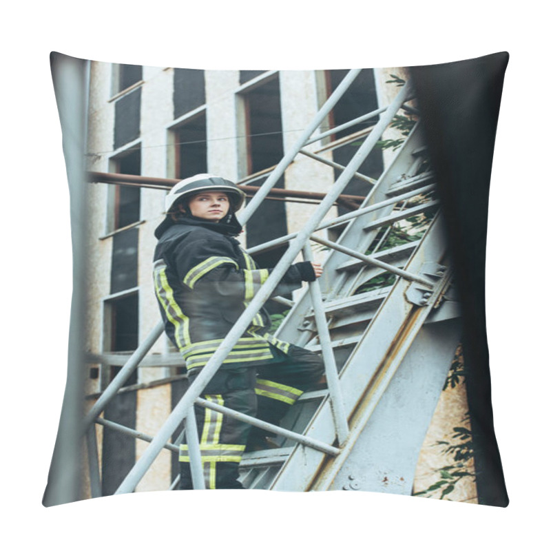 Personality  Female Firefighter In Protective Uniform And Helmet Standing On Ladder On Street Pillow Covers