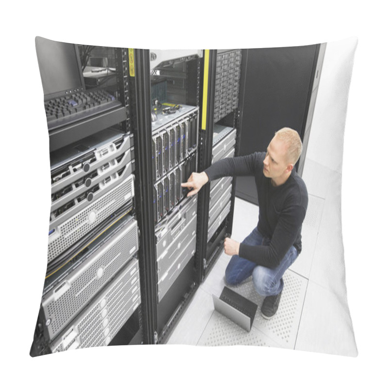 Personality  It Consultant Monitors Servers In Datacenter Pillow Covers