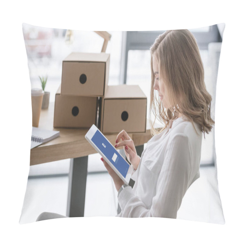 Personality  Side View Of Young Businesswoman Using Digital Tablet Pillow Covers