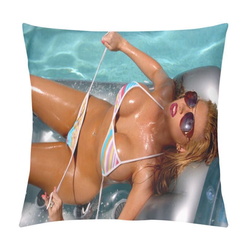 Personality  Miss Nude Universe - Sunbathing On A Float - Landscape Pillow Covers