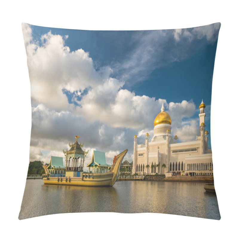 Personality  Sultan Omar Ali Saifuddin Mosque Pillow Covers