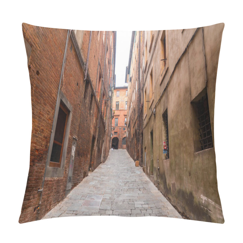 Personality  Siena, Italy - APR 7, 2022: Generic Architecture And Street View From The Historical Italian City Of Siena In Tuscany. Pillow Covers