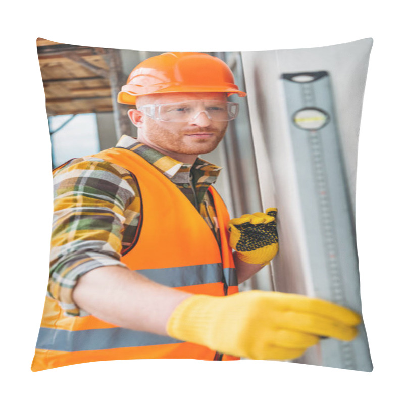 Personality  Concentrated Builder Using Bubble Level At Construction Site Pillow Covers