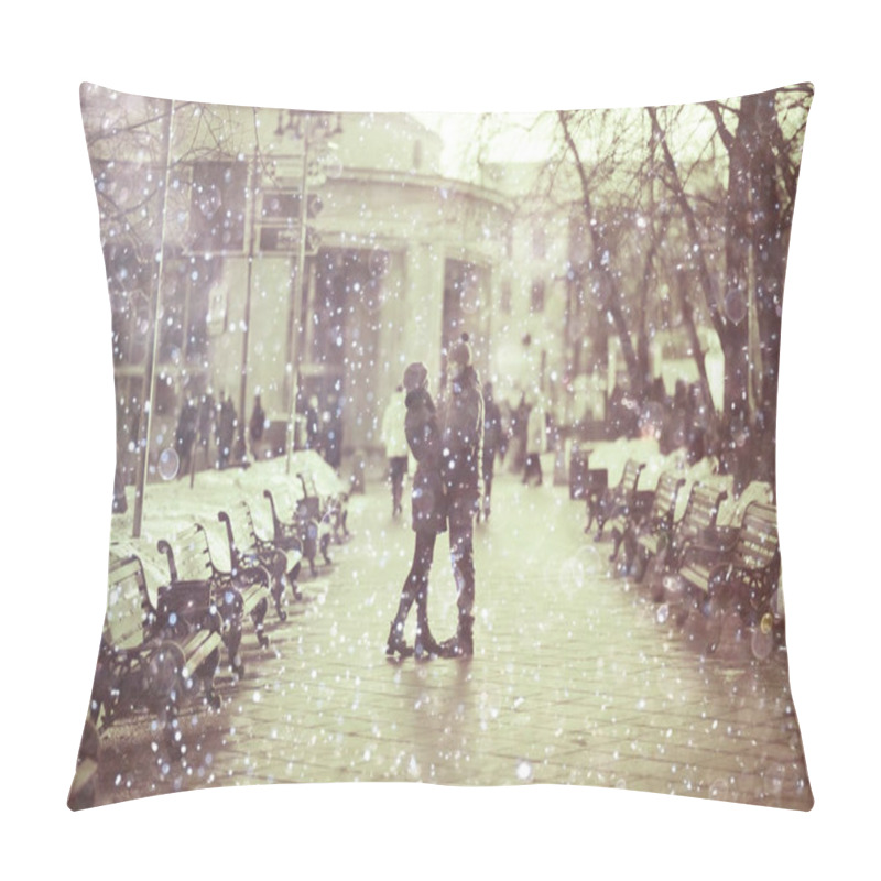 Personality  Man And Woman In A City Park Pillow Covers