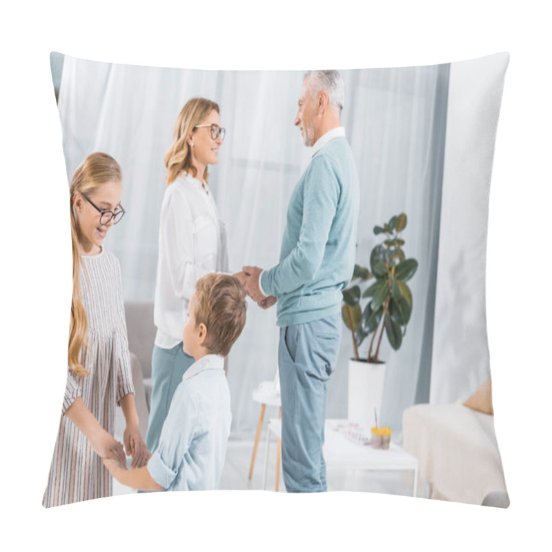 Personality  Smiling Kids Holdings Hands Of Each Other While Their Grandparents Standing Behind At Home Pillow Covers