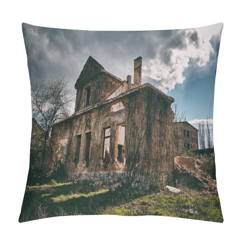 Personality  Old Ruined Building Facade Pillow Covers