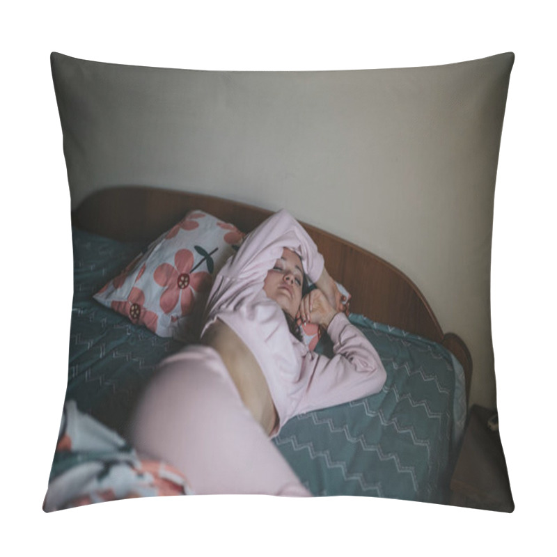 Personality  A Woman Lies Comfortably On A Bed In A Serene Setting, Wearing Pink Pajamas. The Soft Bedspread And Floral Pillow Create A Calming Atmosphere, Emphasizing Relaxation And Tranquility. Pillow Covers