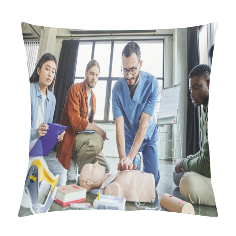 Personality  Young Asian Woman With Clipboard Looking At Paramedic Doing Chest Compressions On CPR Manikin Near Medical Equipment And Multiethnic Participants Of First Aid Seminar In Training Room Pillow Covers