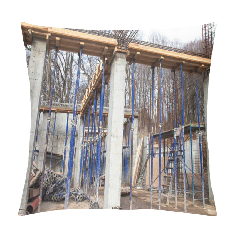 Personality  Strengthening The Foundation Of The Second Floor Of The House With Metal Racks Pillow Covers