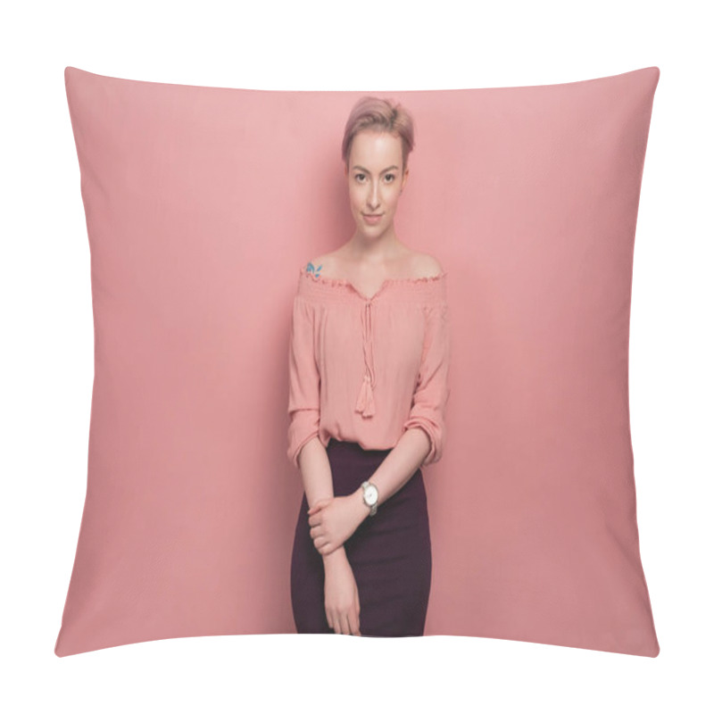 Personality  A Girl With Short Pink Hair In A Blouse With Bare Shoulders And A Black Skirt Stands On A Pink Background And Looks At The Camera. Pillow Covers