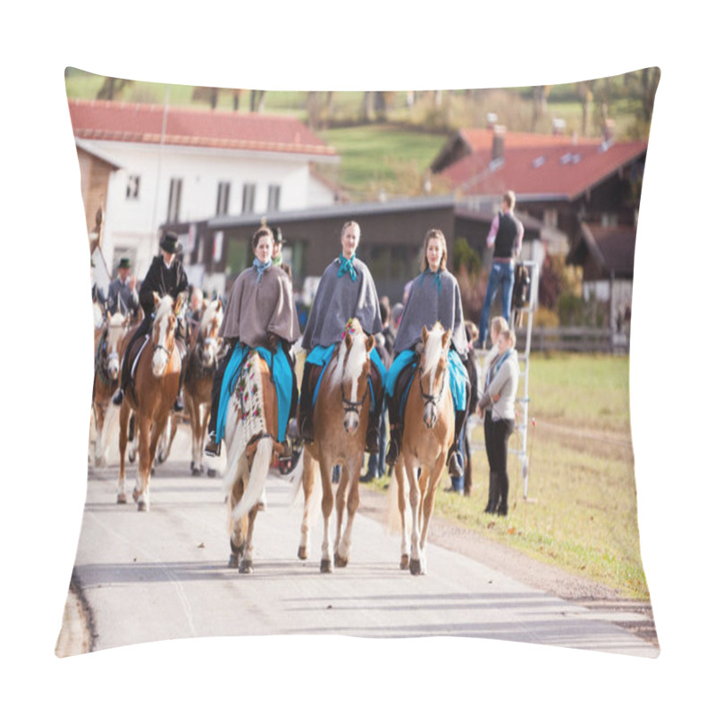 Personality  Hundham, Bavaria - November 4, 2017: Every Year On The 1st Saturday In November The Idyllic Horse Procession, Named Leonhardi In The Bavarian Hundham Takes Place In Memory Of Patron St. Leonhard. In Traditional Clothing And Decorated Horse-drawn Carr Pillow Covers