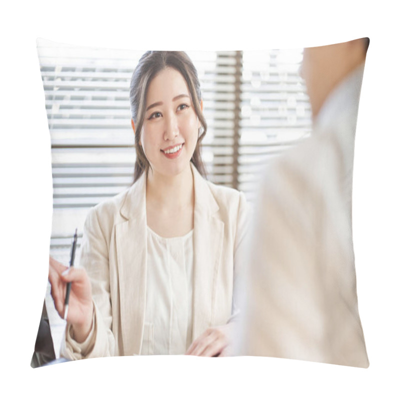 Personality  Asian Business Woman Explaining On A Laptop Pillow Covers