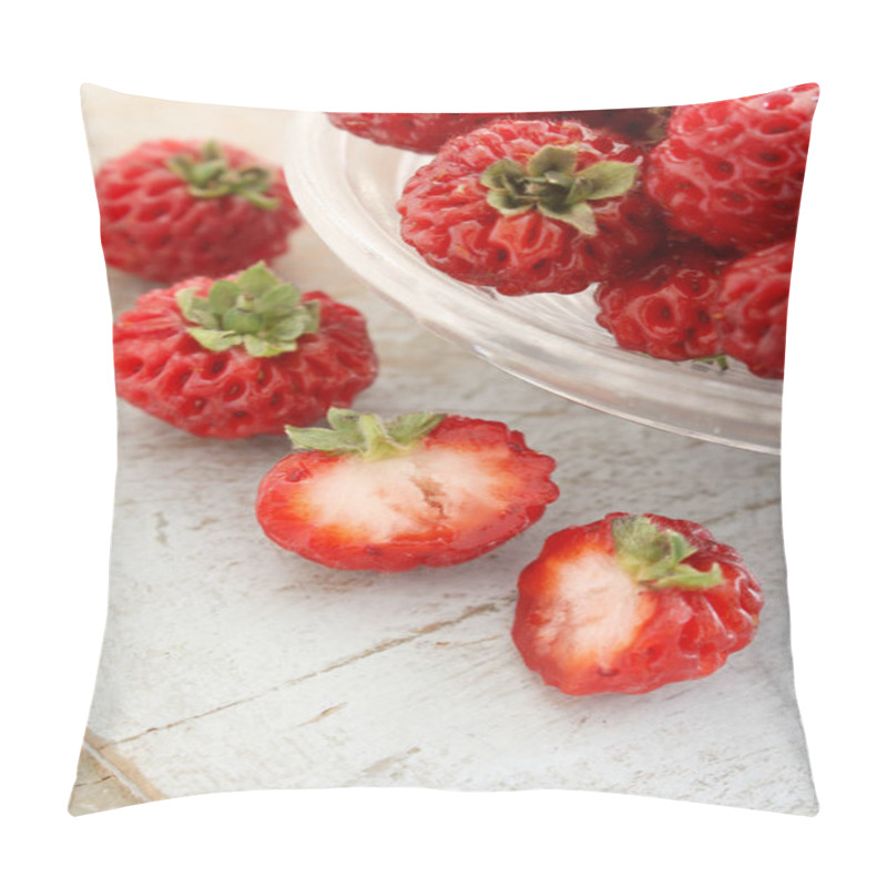 Personality  Hybrid Strasberry Fruit In Dish Pillow Covers