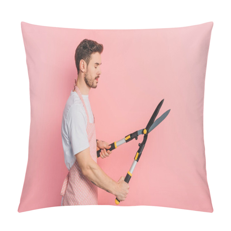 Personality  Side View Of Young Man In Apron Holding Gardening Scissors With Closed Eyes On Pink Background Pillow Covers