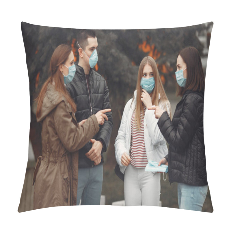 Personality  Young People Are Spreading Disposable Masks Outside Pillow Covers