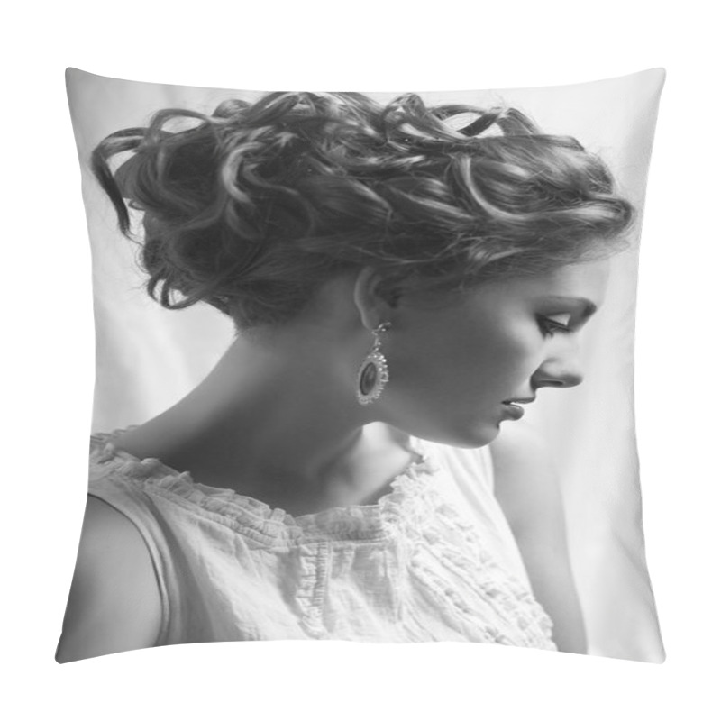 Personality  Emotive Arty Portrait Of A Fashionable Queen-like Young Woman In Pillow Covers