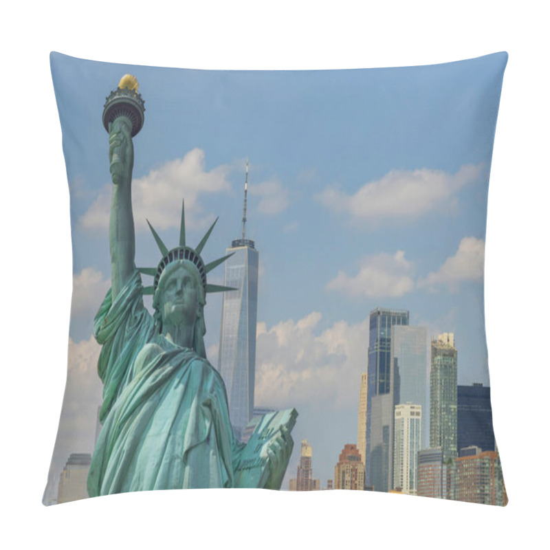 Personality  AStatue Of Liberty With Beautifully Manhattan At New York City Background Pillow Covers