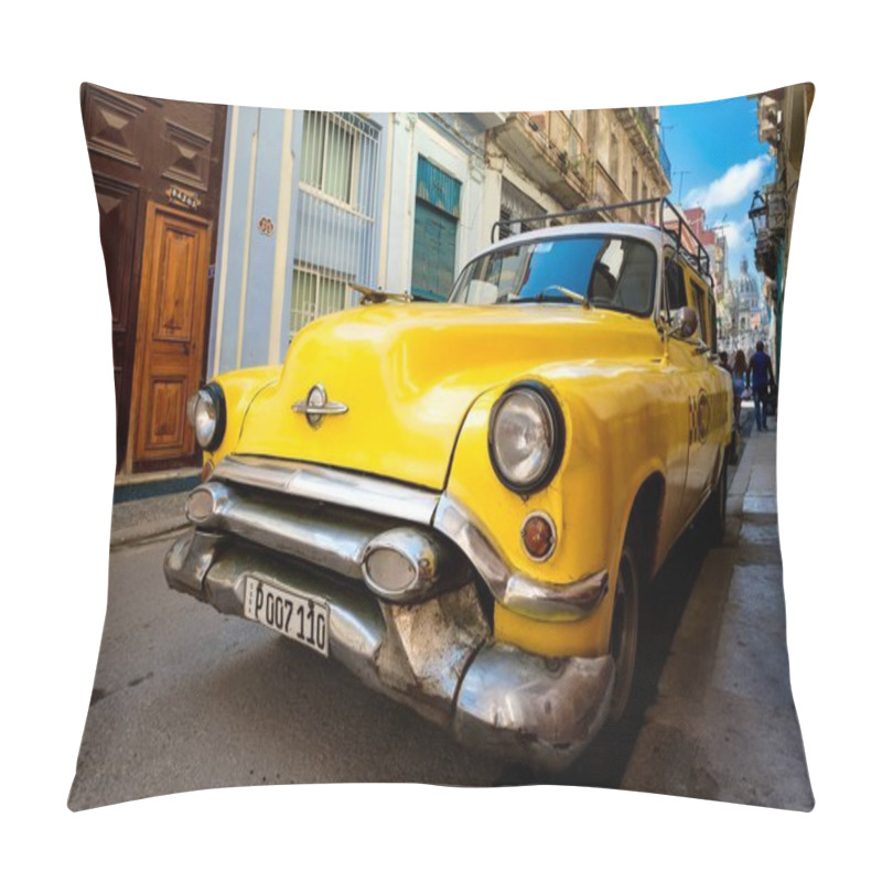 Personality  Old Classic American Car On A Narrow Street In Old Havana Pillow Covers