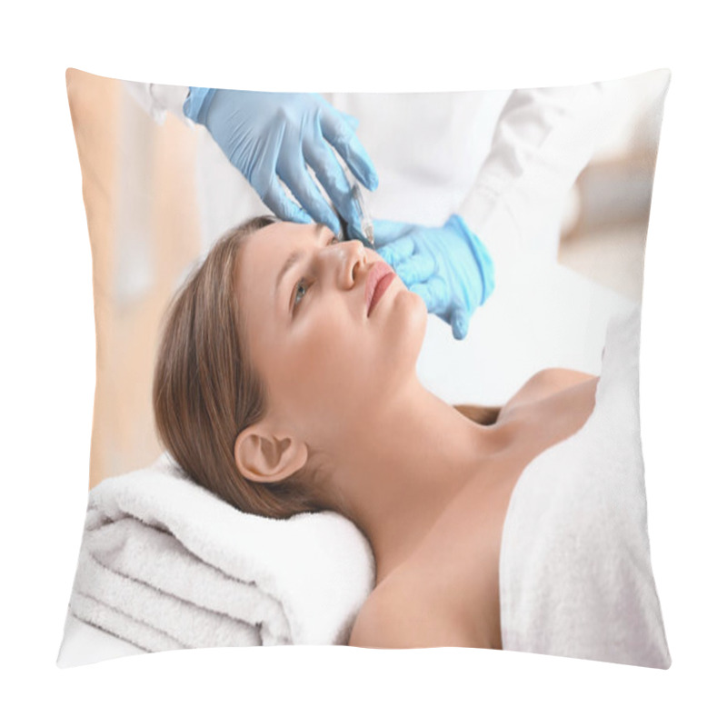 Personality  Young Woman Receiving Injection In Beauty Salon Pillow Covers