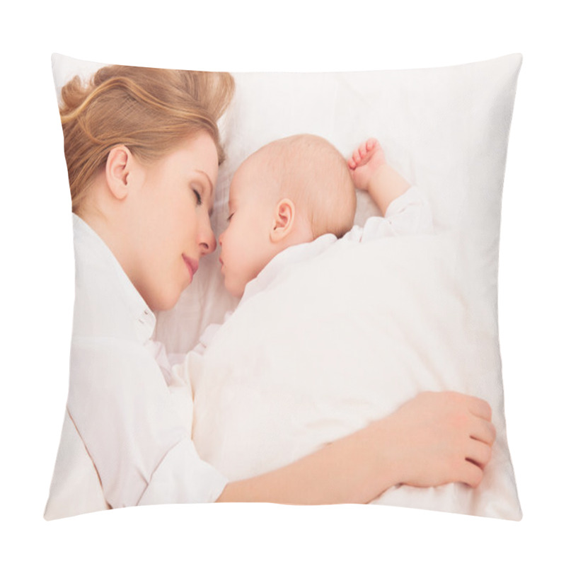 Personality  Mother Embraces The Newborn Baby Sleeping Together In Bed Pillow Covers