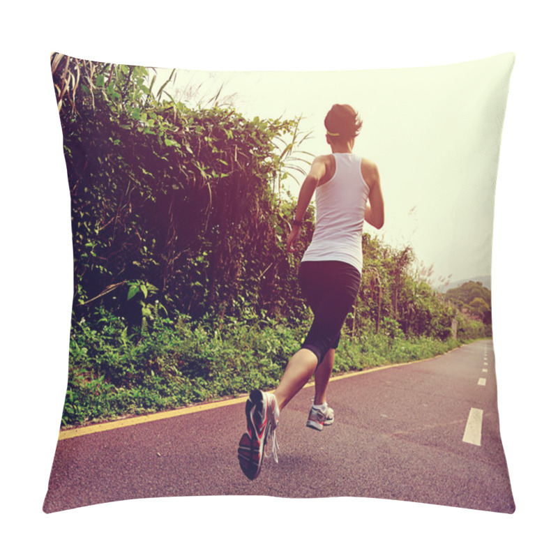 Personality  Fitness Woman Running Pillow Covers