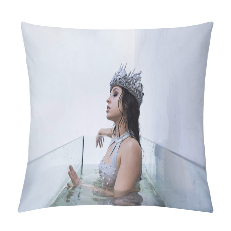 Personality  A Young Woman Wearing A Crown, Adorned In Silver, Floats In A Modern, Glass-enclosed Aquarium. Pillow Covers