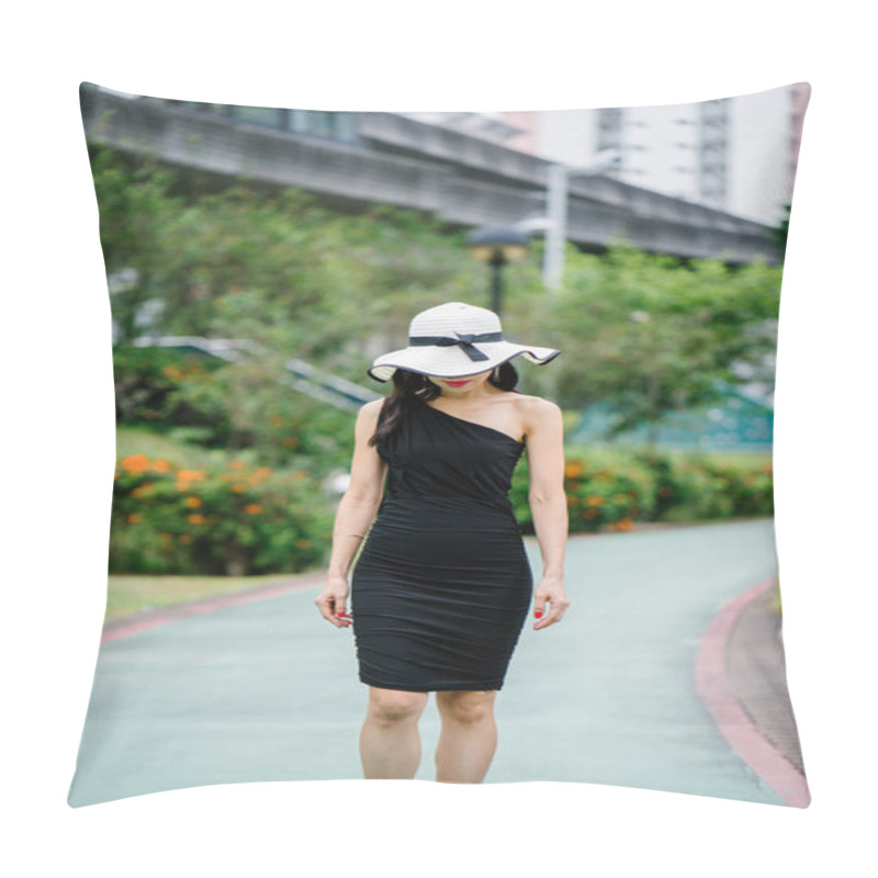 Personality  Portrait Of Asian Chinese Woman In An Elegant  Black Dress Posing With A White Broad-brimmed Hat During The Day In A Park In Asia. Pillow Covers