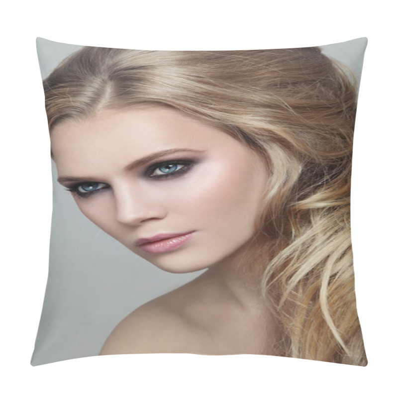 Personality  Woman With Messy Hairdo And Smoky Eyes Pillow Covers