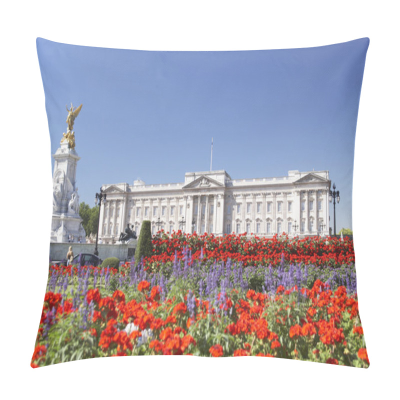 Personality  Buckingham Palace With Flowers Blooming In The Queen's Garden, L Pillow Covers