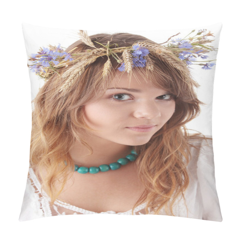 Personality  Teen Girl In Summer Wreath Isolated On White Background Pillow Covers