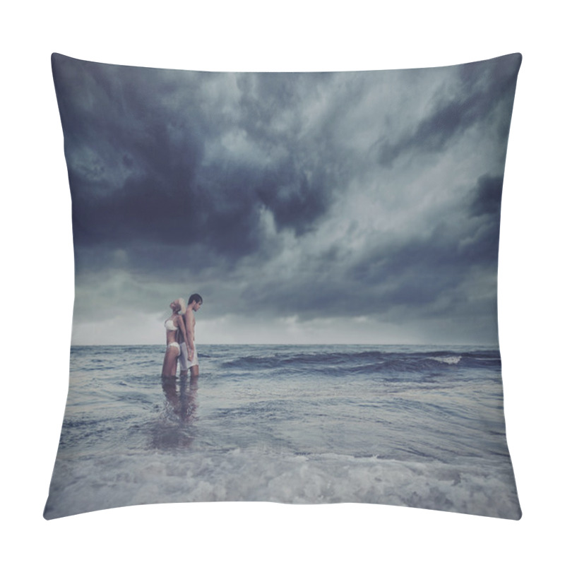 Personality  Hugging Lovers In The Sea Pillow Covers