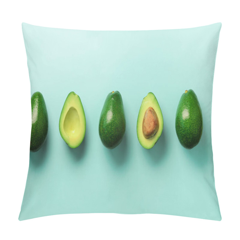 Personality  Organic Avocado With Seed, Avocado Halves And Whole Fruits On Blue Background. Top View. Pop Art Design, Creative Summer Food Concept. Green Avocadoes Pattern In Minimal Flat Lay Style. Pillow Covers