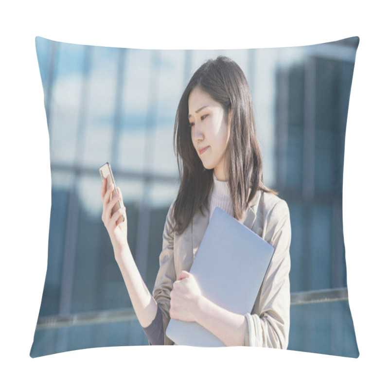 Personality  Asian Female Business Person Calling On A Smartphone With A Troubled Expression Pillow Covers