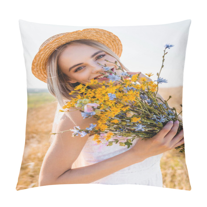 Personality  Young Blonde Woman In White Dress And Straw Hat Holding Wildflowers And Looking At Camera In Grassy Field Pillow Covers