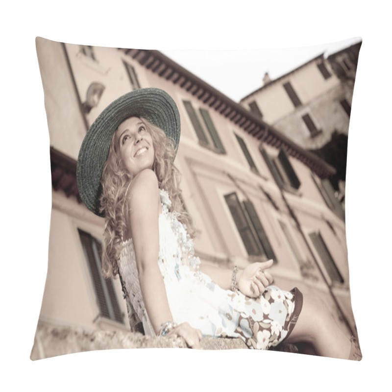 Personality  Old Fashioned Portrait Of A Very Beautiful Girl Pillow Covers